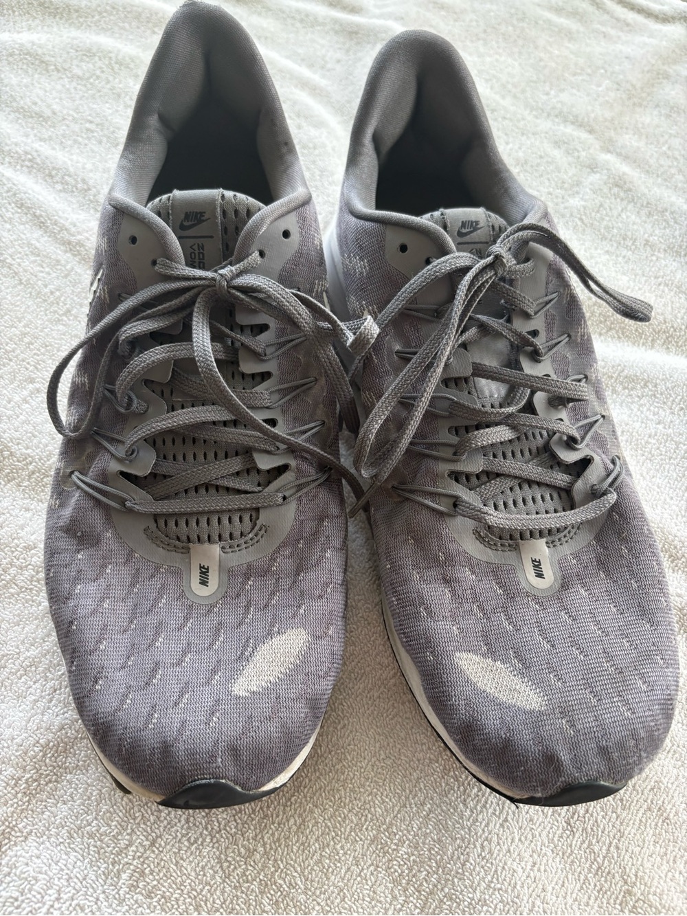 Nike Air Zoom Vomero 14 Gray White Running Shoes Men’s Size 11.5